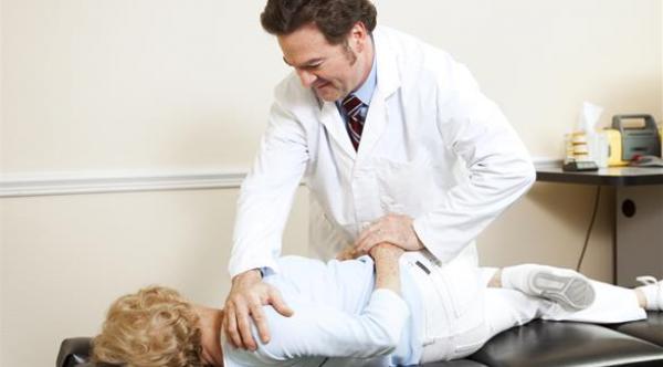 8 علاجات طبيعية لتخفيف آلام الظهر