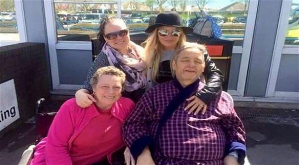 رجل يعتني بزوجته المريضة بالسرطان فيموت بنفس المرض