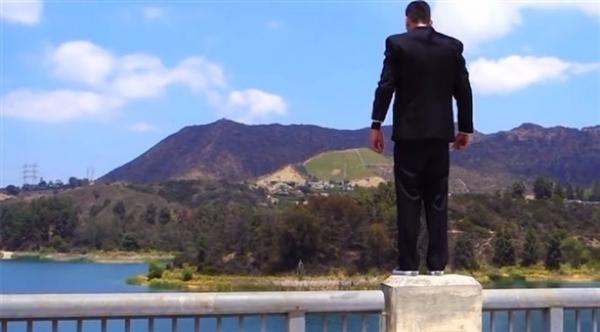 طفلان شجاعان ينقذان رجلاً من الانتحار بسبع كلمات