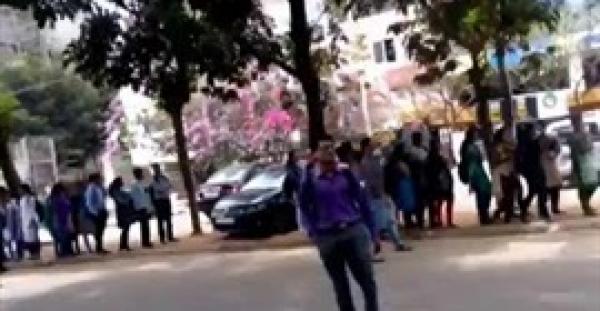 بالفيديو.. وقوف 8000 شخص في طابور لوظيفة واحدة