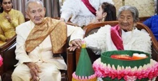 عازب عمره 100 عام يتزوج من عروس عمرها 96 عاما (فيديو)