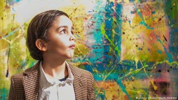 "الطفل المعجزة".. فنان يبهر بلوحاته عشاق الفن