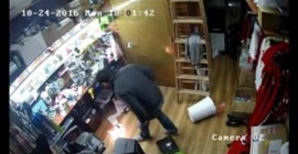 بالفيديو.. لحظة انفجار هاتف واشتعال النيران به في يد صاحبه