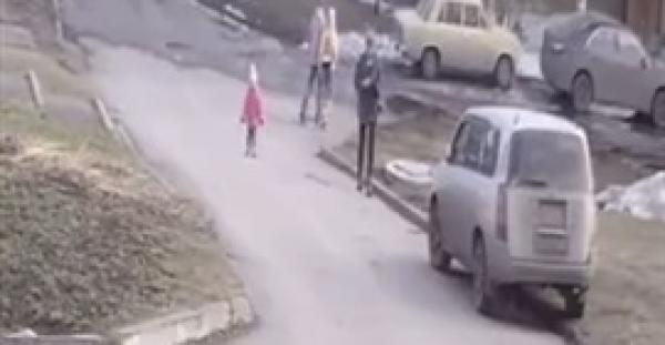 سقوط طفلة في بالوعة مجاري بسبب انشغال الأم بالهاتف(فيديو)