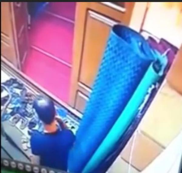 بالفيديو: لحظة سرقة لص لأحذية المصلين بمسجد بالمدينة المنورة في نهار رمضان