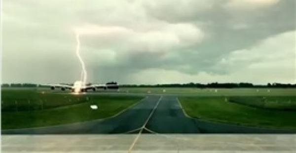 صاعقة برق هائلة تضرب طائرة إماراتية في نيوزيلندا