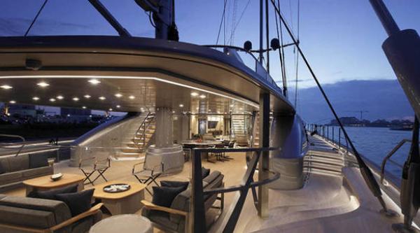 صحيفة إسبانية: إفتتاح اليخت الجديد للملك بالمضيق والمدعوون يدخلونه دون أحذية