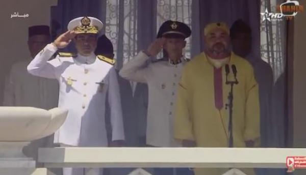 شاهد ولي العهد بالبدلة العسكرية و الملك بالجلباب في حفل أداء القسم