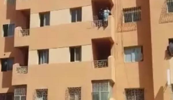 فيديو مثير...مهاجرة إفريقية تحاول رمي نفسها من الطابق الثالث بمراكش وهكذا انتهت الواقعة