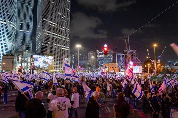 أزيد من 100 ألف متظاهر في تل أبيب احتجاجا على الإصلاح القضائي
