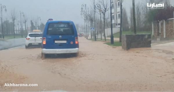 تساقطات مطرية غزيرة بتطوان تتسبب في فيضانات بشوارع المدينة