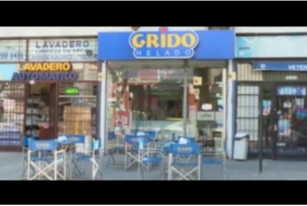 بالفيديو: لصان يحتجزان موظفة متجر في ثلاجة