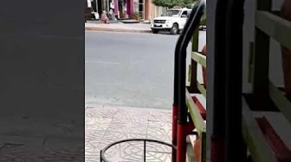 شاهد كيف سرق لص ببني ملال هاتف من داخل سيارة اسعاف