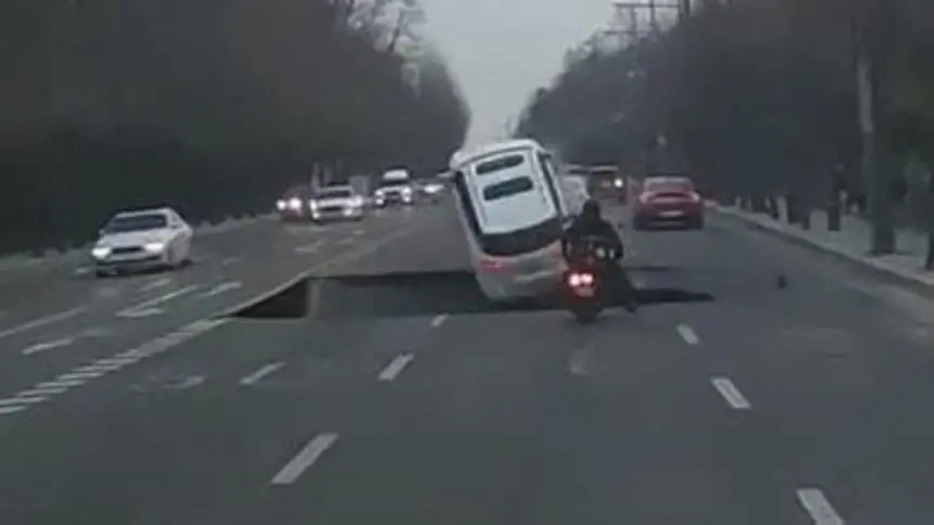 بالفيديو..حفرة عملاقة تظهر فجأة وتبتلع سائق دراجة نارية