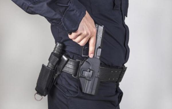 هكذا تعاملت الشرطة بطنجة مع مجرم هددها بسيف كبير و قنابل مسيلة للدموع و كلب "بيتبول"