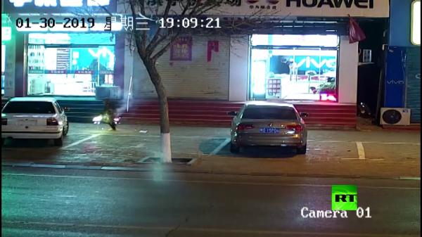 نجا بأعجوبة.. طفل يتسبب بانفجار مرعب