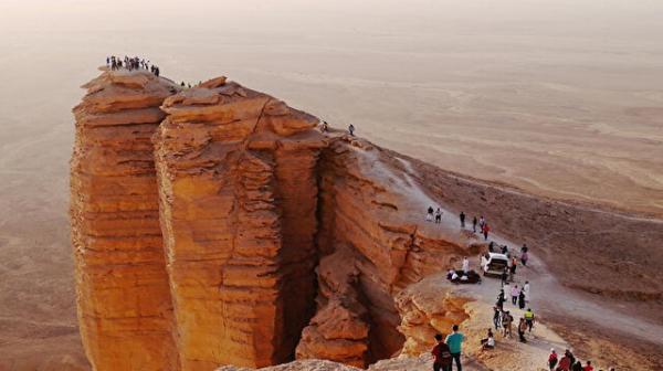 السعودية.. مصرع أربعة أشخاص جراء سقوط حافلة من "نهاية العالم"