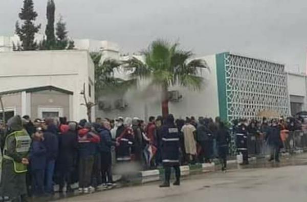 إقبال مكثف في انطلاق عملية تسجيل ممتهني التهريب المعيشي بتطوان(صور)