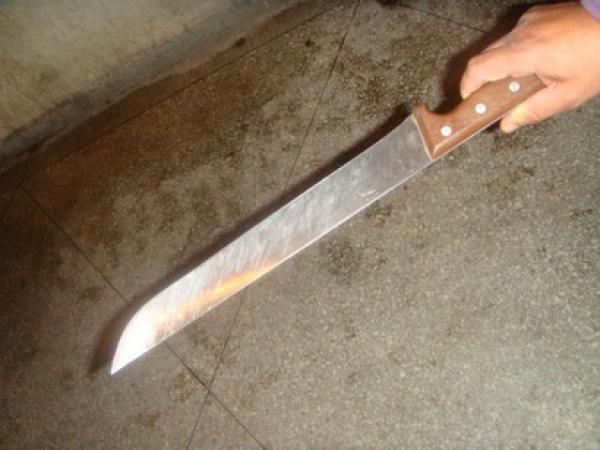 رصاصة في الأطراف السفلى لتوقيف مخمور هاجم رجال الشرطة بسَيْف كبير