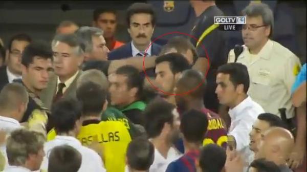 مورينيو يعتدي على مساعد مدرب برشلونة