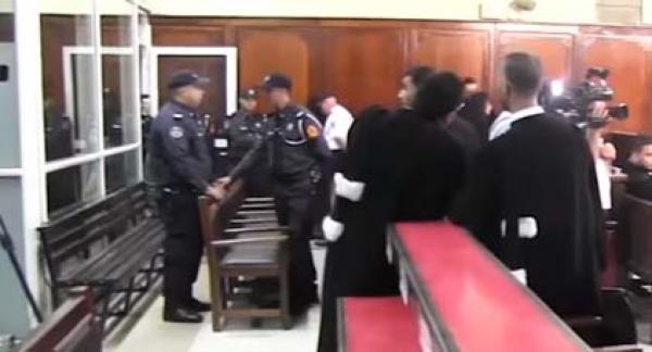 عاجل... دفاع معتقلي الريف ينسحب من الجلسة والزفزافي يصرخ : نتشبث بدفاعنا