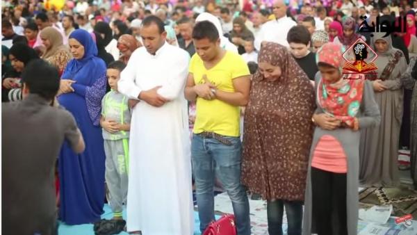 أغرب صلاة العيد قد تشاهدها في دولة إسلامية ": رجال ونساء وضحك " !