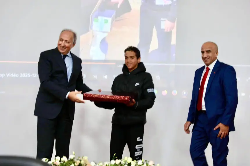 في التفاتة متميزة.. وزير التربية الوطنية يكرم "المخترع الصغير"