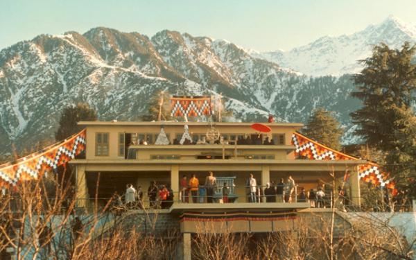 هندي شق جبلا ليوقف شاحنته امام منزله