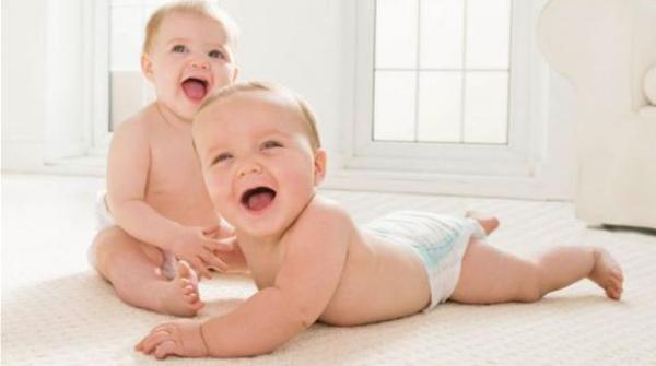 دراسة تفسر أسباب ضحك الأطفال الرضع