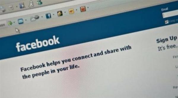 بريطاني يكتشف من خلال فيس بوك أن زوجته متزوجة برجل آخر