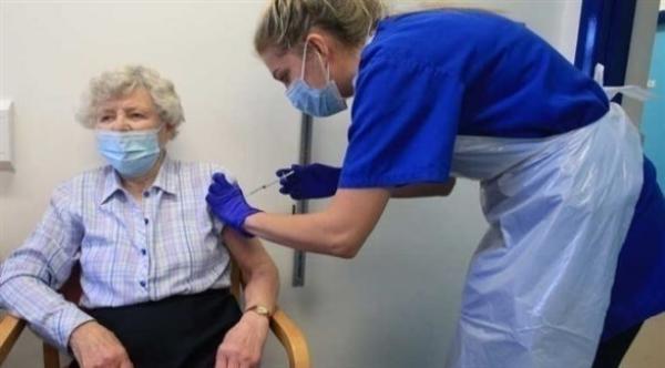 دراسة: جرعة واحدة من لقاح مضاد لكورونا توفر حماية كبيرة لكبار السن