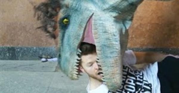 بالفيديو.. مليون مشاهدة لديناصور يأكل البشر