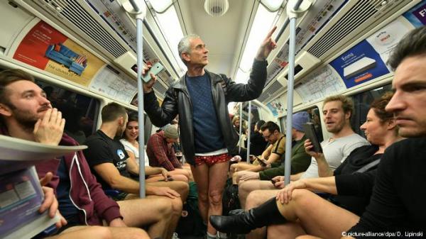 100 شخص يركبون مترو الأنفاق في برلين بلا سراويل