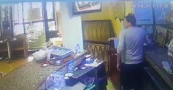 بالفيديو.. لص يسرق هواتف محمولة من داخل مقهى بطريقة ماكرة