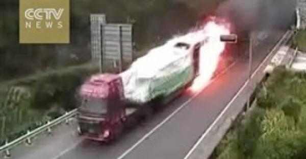 بالفيديو.. سائق يخاطر بحياته ويقود شاحنة ضخمة مشتعلة بالنيران