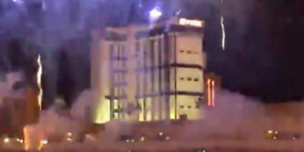 بالفيديو: لحظة هدم فندق تاريخي خلال ثوان معدودة