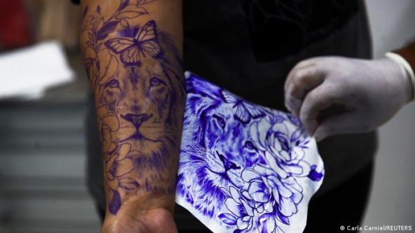 لماذا منع الاتحاد الأوروبي استخدام الألوان في الوشم؟