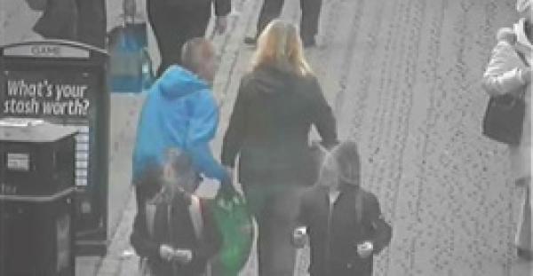 بالفيديو.لص يسرق حقيبة امرأة بخفة لا تصدق