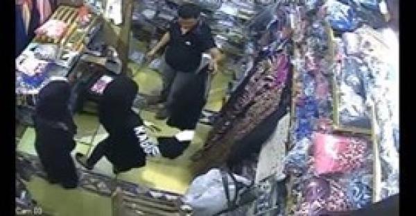 بالفيديو.. فتاة تغافل بائعا وتسرق هاتفه أثناء قياس الملابس أمامه