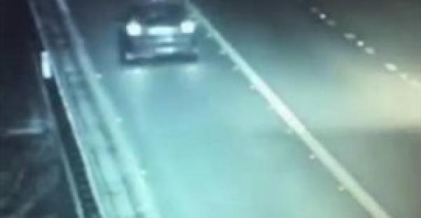 بالفيديو.. حافلة تسحق سيارة على أحد الطرق السريعة