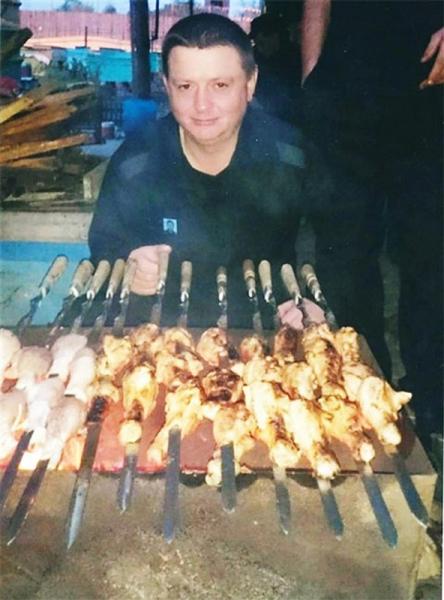 غضب في روسيا بعد ظهور صورلقاتل ذبح عائلة ويستمتع بالكافيار داخل السجن