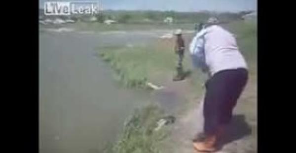 بالفيديو.. أغرب طريقة لاصطياد الأسماك