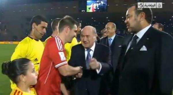 الملك يصافح لاعبي الرجاء و بايرن ميونخ