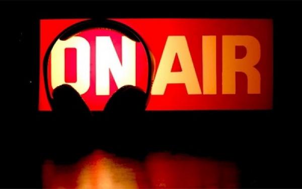 محطات اذاعية مغربية تمارس الاباحية على المستمعين تحت غطاء "حرية الإعلام"
