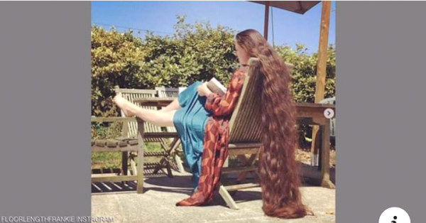 بالصور.. شعرها يصل إلى الأرض وطوله لايصدق ولم تغسله منذ 20 عاما