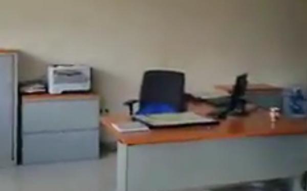 فضيحة مدوية...مواطن يوثق بالفيديو لإدارة خالية من الموظفين قبل موعد الخروج بأزيد من ساعة والوزير "العلمي" يفتح تحقيقا