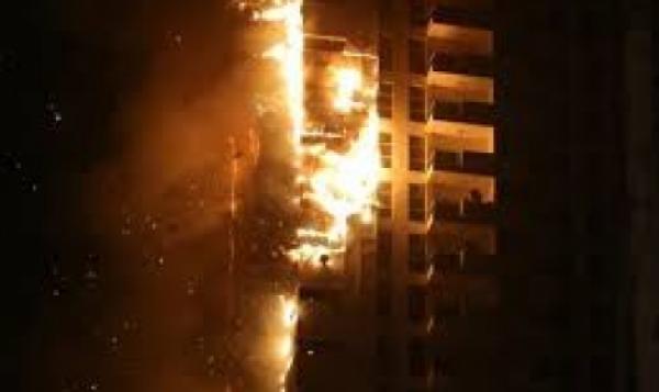 حريق ضخم يلتهم برج "عجمان وان" بالإمارات (فيديو)