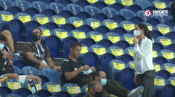 لحظة طلب مشرفة الملعب من كريستيانو رونالدو إرتداء الكمامة