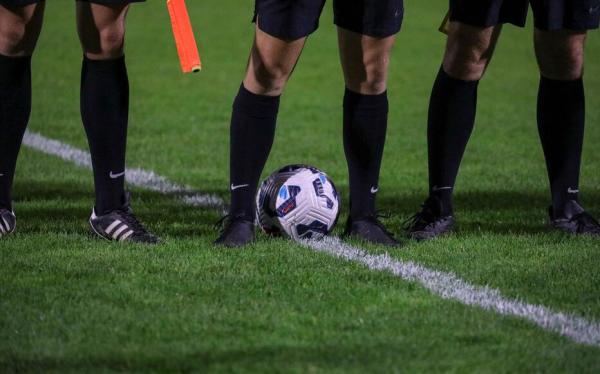 صاعقة قاتلة تنهي مباراة كرة قدم في بيرو وتودي بحياة لاعب (فيديو)