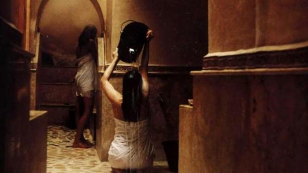 تحديات غريبة على الفايسبوك تُهدد بانتشار فيديوهات لنساء عاريات داخل حمامات شعبية